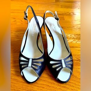 Vintage Bruno Magli sling back in navy and white. Size 6